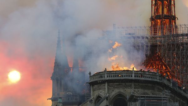 Пожар в соборе Парижской Богоматери