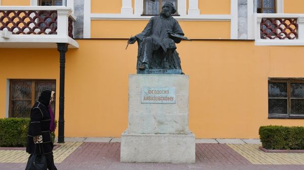 Памятник Ивану Айвазовскому у здания Феодосийской картинной галереи