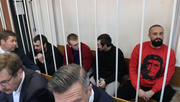Задержанные украинские моряки Сергей Цыбизов (справа), Андрей Опышко (второй слева) и Роман Мокряк (слева) в Лефортовском суде Москвы