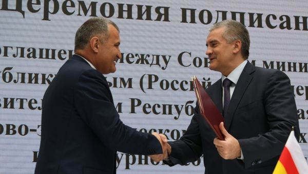 Президент Южной Осетии Анатолий Бибилов и глава Республики Крым Сергей Аксенов Президент Южной Осетии Анатолий Бибилов и глава Республики Крым Сергей Аксенов