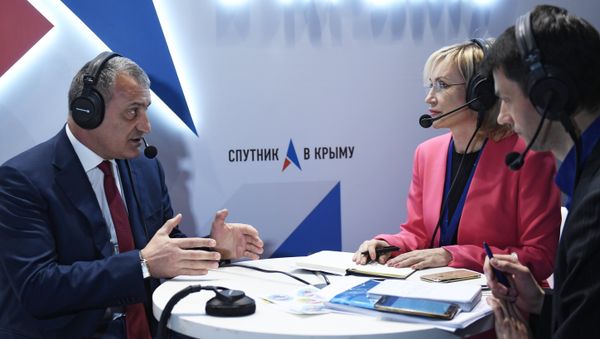 Президент Республики Южная Осетия Анатолий Бибилов (слева) дает интервью на стенде Спутник в Крыму во время Ялтинского международного экономического форума Президент Республики Южная Осетия Анатолий Бибилов (слева) дает интервью на стенде Спутник в Крыму во время Ялтинского международного экономического форума