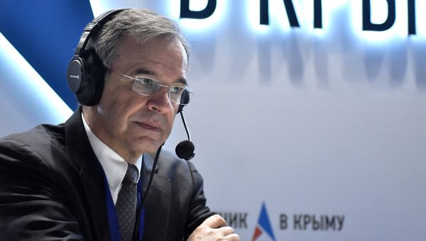 Депутат Национальной ассамблеи Тьерри Мариани (Франция) на стенде Спутник в Крыму во время ЯМЭФ
