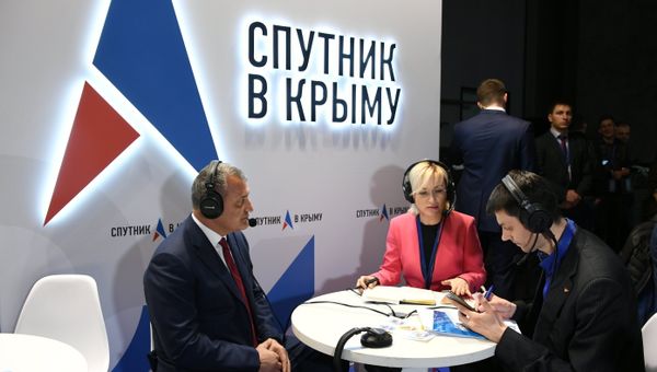 Президент Республики Южная Осетия Анатолий Бибилов (слева) дает интервью на стенде Спутник в Крыму во время Ялтинского международного экономического форума Президент Республики Южная Осетия Анатолий Бибилов (слева) дает интервью на стенде Спутник в Крыму во время Ялтинского международного экономического форума