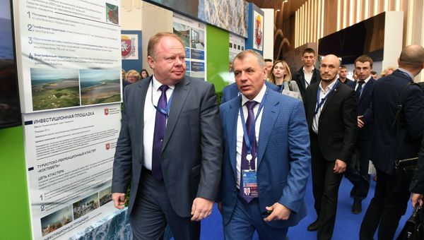 V Ялтинский международный экономический форум. На фото: глава Госсовета Крыма Владимир Константинов (справа) и глава комитета ГС РК по санаторно-курортному комплексу и туризму Алексей Черняк (слева)