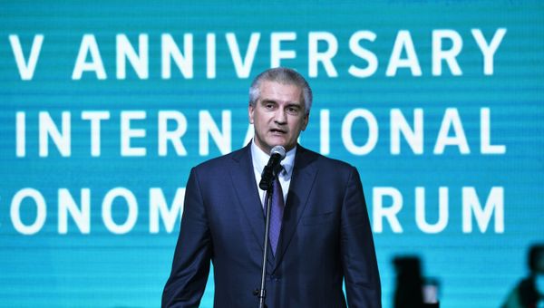 Глава Республики Крым Сергей Аксенов во время выступления на Ялтинском международном экономическом форуме