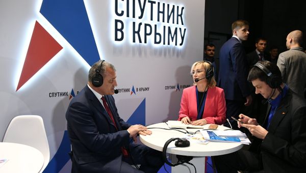 Президент Республики Южная Осетия Анатолий Бибилов (слева) дает интервью на стенде Спутник в Крыму во время Ялтинского международного экономического форума