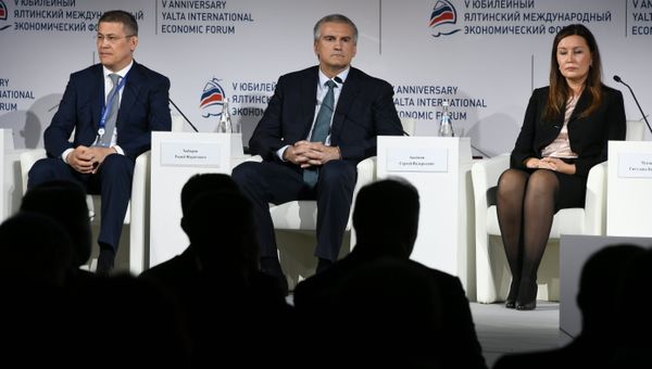 Глава Крыма Сергей Аксенов на пленарной сессии ЯМЭФ Мир. Россия. Крым. Новая мировая реальность