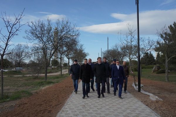  Рабочие завершают реконструкцию центральной аллеи Парка Победы в Севастополе