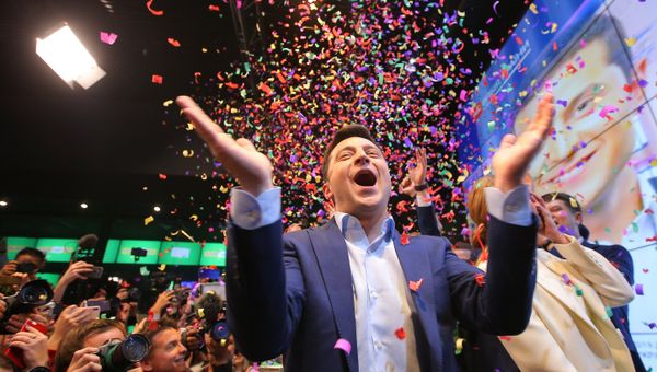 Кандидат в президенты от партии Слуга народа Владимир Зеленский в собственном штабе в конгрессно-выставочном центре Парковый во время объявления первых итогов голосования второго тура выборов президента Украины Кандидат в президенты от партии Слуга народа Владимир Зеленский в собственном штабе в конгрессно-выставочном центре Парковый во время объявления первых итогов голосования второго тура выборов президента Украины