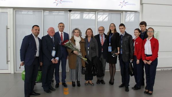 Президент партии Италия Мадре Ирене Пиветти (четвертая слева)