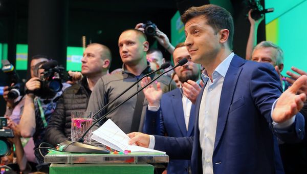 Кандидат в президенты от партии Слуга народа Владимир Зеленский выступает в собственном штабе в конгрессно-выставочном центре Парковый во время объявления первых итогов голосования второго тура выборов президента Украины