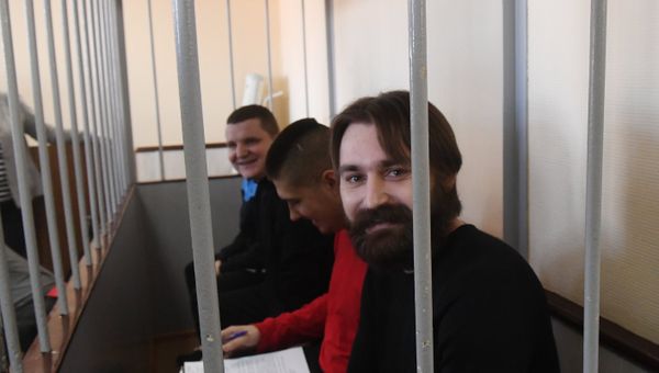 Задержанные украинские моряки в сопровождении конвоя в Лефортовском суде Москвы