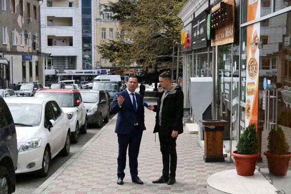  Глава администрации Ялты Алексей Челпанов и корреспондент РИА Новости Крым Владислав Сергиенко на одной из центральных улиц курортного города