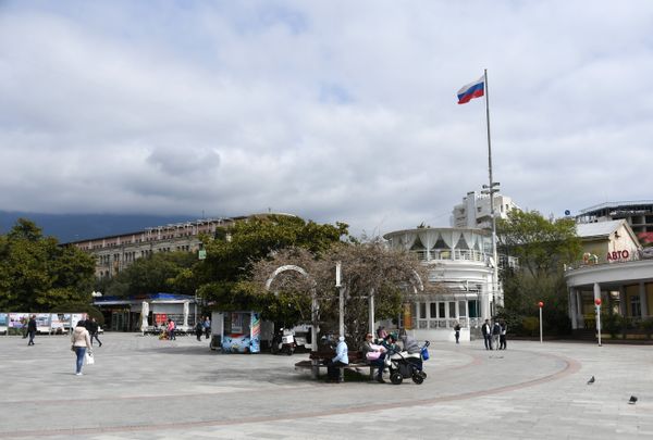  Люди на набережной Ялты