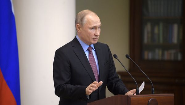 Президент РФ Владимир Путин выступает на встрече с членами Совета законодателей в Таврическом дворце Санкт-Петербурга. 24 апреля 2019