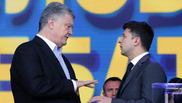 Действующий президент Украины, кандидат в президенты Петр Порошенко (слева) и кандидат в президенты от партии Слуга народа Владимир Зеленский во время дебатов в НСК Олимпийский