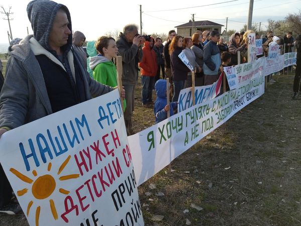 Жители массива Каменка в Симферополе провели митинг против строительство мусороперерабатывающего завода и приюта для бездомных