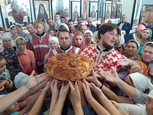 Чин резания Славского Колача, распространенный в Балканских странах, в храме Казанской иконы Богородицы в Орске