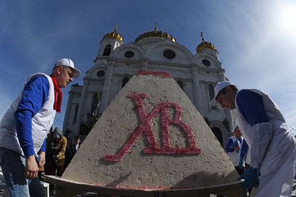 Творожная пасха у храма Христа Спасителя