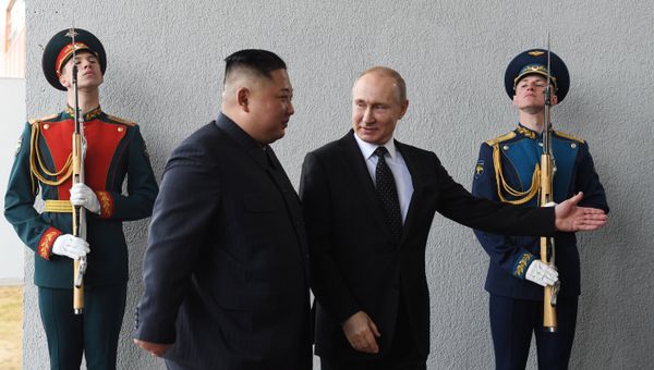 Президент РФ Владимир Путин и председатель Госсовета Корейской Народно-Демократической Республики Ким Чен Ын (второй слева) во время официальной церемонии встречи на площадке перед главным входом одного из корпусов ДВФУ на острове Русский