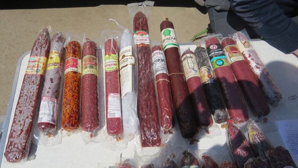 Колбаса, изъятая у стихийных торговцев в Симферополе. Архивное фото