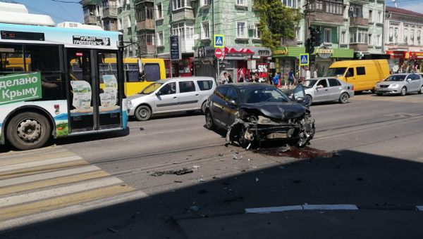 ДТП с участием автомобилей Renault и Лада-2114 в Симферополе. 29 апреля 2019