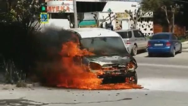 Горящий автомобиль в Евпатории