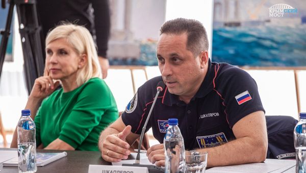 Летчик-космонавт, герой России Антон Шкаплеров и певица Алена Свиридова на заседании общественного совета по строительству Крымского моста Летчик-космонавт, герой России Антон Шкаплеров и певица Алена Свиридова на заседании общественного совета по строительству Крымского моста