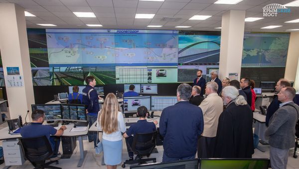 Члены общественного совета по строительству Крымского моста в центре управления движением по транспортному переходу Члены общественного совета по строительству Крымского моста в центре управления движением по транспортному переходу