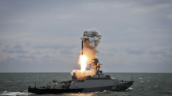 Запуск ракеты Калибр с малого ракетного корабля Град Свияжск