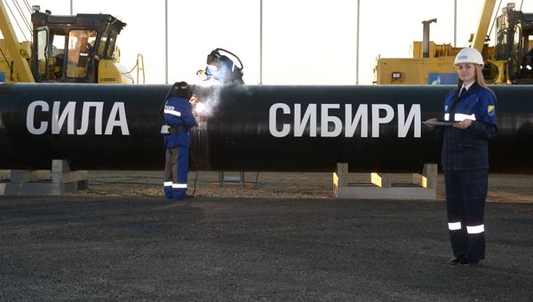 Сварка шва на церемонии соединения первого звена магистрального газопровода Сила Сибири