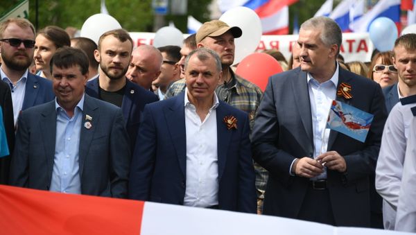 Глава Крыма Сергей Аксенов (справа), глава Госсовета РК Владимир Константинов (в центре), сенатор от Крыма Сергей Цеков (слева)