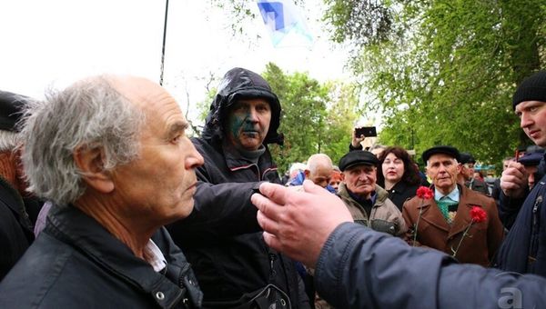 В Харькове во время первомайского шествия националисты облили зеленкой организатора акции В Харькове во время первомайского шествия националисты облили зеленкой организатора акции