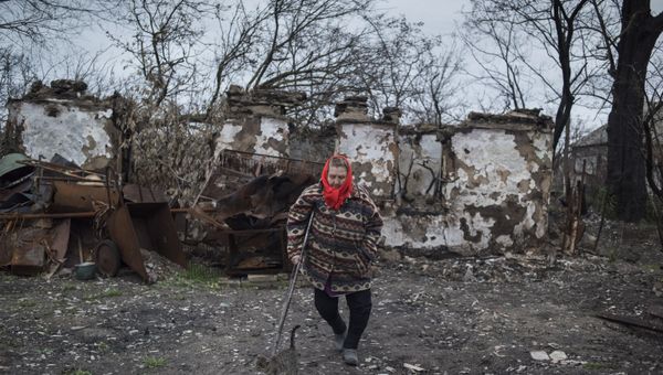 Женщина у разрушенного дома в поселке Саханка Донецкой области Женщина у разрушенного дома в поселке Саханка Донецкой области