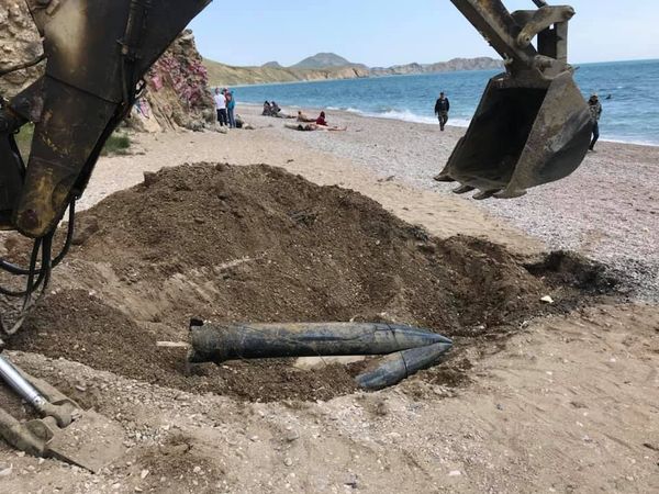 На пляже в Коктебеле уничтожили канализационную трубу