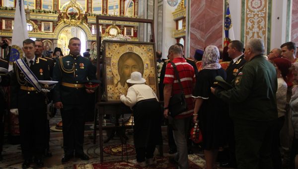 В Александро-Невский кафедральный собор в Симферополе доставили главную икону Главного храма вооруженных сил РФ – Спас Нерукотворный