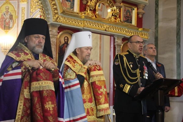 В Александро-Невский кафедральный собор в Симферополе доставили икону Спас Нерукотворный. На фото: глава Крыма Сергей Аксенов (справа), командующий ЧФ вице-адмирал Александр Моисеев (в центре), митрополит Симферопольский и Крымский Лазарь (слева)