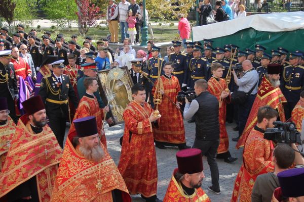 В Александро-Невский кафедральный собор в Симферополе доставили главную икону Главного храма вооруженных сил РФ – Спас Нерукотворный