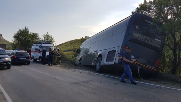 На трассе Грушевка-Судак упал в кювет автобус с пассажирами