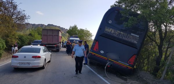 На трассе Грушевка-Судак упал в кювет автобус с пассажирами