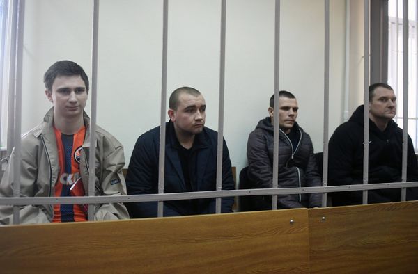 Задержанные украинские моряки в Лефортовском суде Москвы Задержанные украинские моряки в Лефортовском суде Москвы