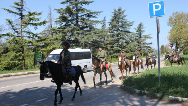 Крымские казаки осуществляют недельный конный переход в честь Дня Победы