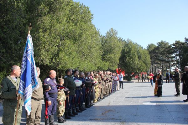 Крымские казаки осуществляют недельный конный переход в честь Дня Победы