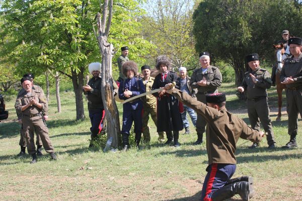 Крымские казаки осуществляют недельный конный переход в честь Дня Победы