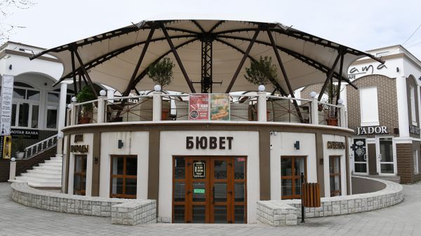 Общегородской бювет минеральной воды на пересечении проспекта Ленина и улицы Фрунзе в Евпатории.