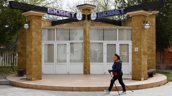 Общегородской бювет минеральной воды на улице Дувановской в Евпатории.