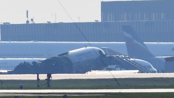 Остов самолета компании Аэрофлот Sukhoi Superjet-100 с бортовым номером RA-89098 на взлетной полосе аэропорта Шереметьево