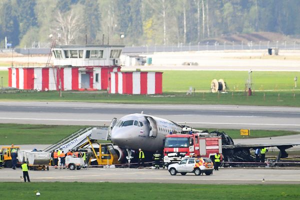 Обгоревший фюзеляж самолета компании Аэрофлот Sukhoi Superjet-100 на летном поле в аэропорту Шереметьево. 6 мая 2019