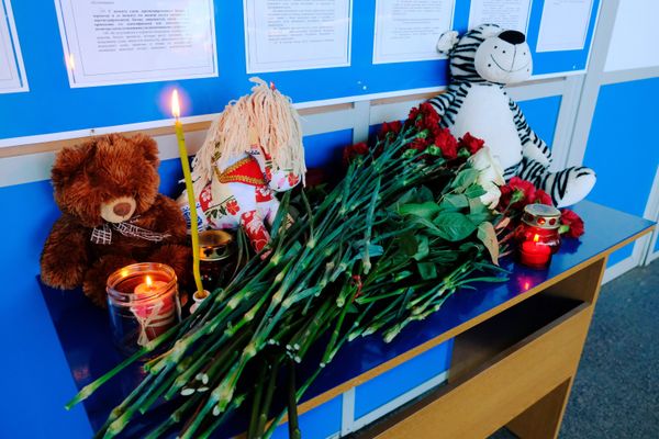 Цветы, свечи и игрушки в аэропорту Мурманска в знак траура по жертвам катастрофы самолета авиакомпании Аэрофлот. 6 мая  2019
