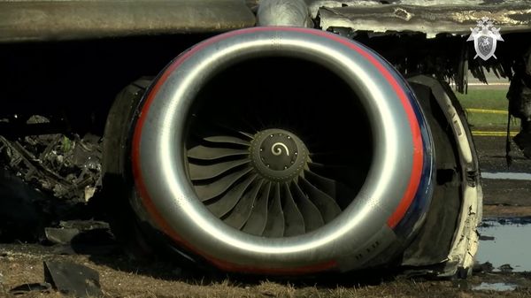 Фрагмент обгоревшего самолета компании Аэрофлот Sukhoi Superjet-100 на летном поле в аэропорту Шереметьево. 6 мая 2019 Фрагмент обгоревшего самолета компании Аэрофлот Sukhoi Superjet-100 на летном поле в аэропорту Шереметьево. 6 мая 2019